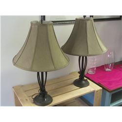 set of 2 lamps with shades