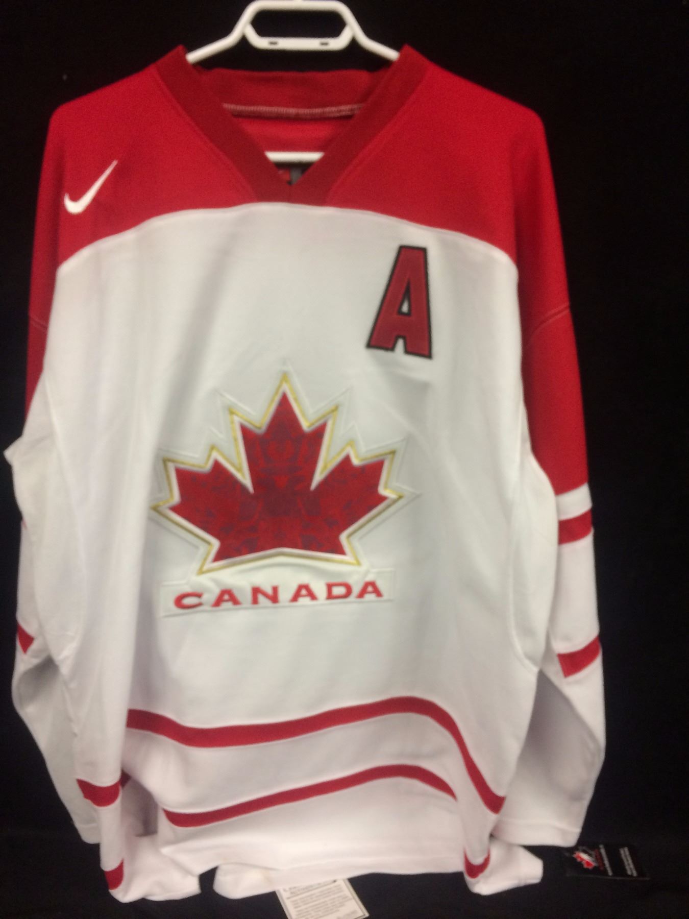 SIDNEY CROSBY AUTOGRAPHED TEAM CANADA JERSEY (2010) AL COLLECTIONS COA SIDNEY CROSBY AUTOGRAPHED TEAM CANADA JERSEY (2010) AL COLLECTIONS COA