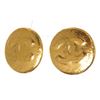 Image 1 : Chanel Gold Hammered CC Logo Clip On Earrings