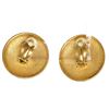 Image 5 : Chanel Gold Hammered CC Logo Clip On Earrings