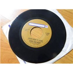 VINYL RECORD - 45 - THREE DOG NIGHT - NEVER BEEN TO SPAIN / PEACE OF MIND - D-4299 - ABC/DUNHIL RECO