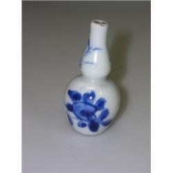 An early 18th century Chinese blue and white miniature vase, the double gourd shape painted with sp.