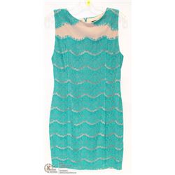 SIZE LARGE SLEEVELESS 3/4 LACE W/NUDE LINING