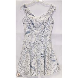 SIZE MEDIUM MID LENGTH SWEATHEART NECKLINE DRESS