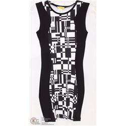 SIZE SMALL FORM FITTED GEOMETRIC SLEEVELESS MID