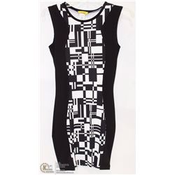 SIZE LARGE FORM FITTED GEOMETRIC SLEEVELESS MID