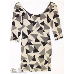 SIZE SMALL 3/4 LENGHT SLEEVE SCOOP NECK GEOMETRIC