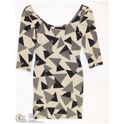 SIZE SMALL 3/4 LENGHT SLEEVE SCOOP NECK GEOMETRIC