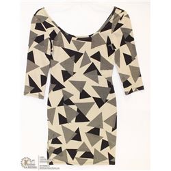 SIZE MEDIUM 3/4 LENGHT SLEEVE SCOOP NECK GEOMETRIC