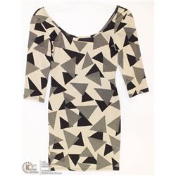 SIZE MEDIUM 3/4 LENGHT SLEEVE SCOOP NECK GEOMETRIC