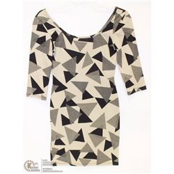 SIZE LARGE 3/4 LENGHT SLEEVE SCOOP NECK GEOMETRIC