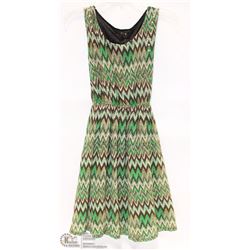 SIZE LARGE SLEEVELESS CHIFFON ZIGZAG DESIGN DRESS