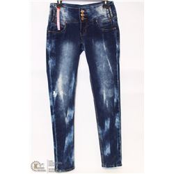 BH JEANS WAIST size 28 HIGH RISE JEGGING FIT DISTRESS