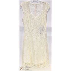 SIZE LARGE OFFWHITE LACE CAP SLEEVE KNEE LENGTH