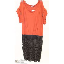 SIZE MEDIUM SHORT SLEEVE TOP WITH ROUCHE BOTTOM