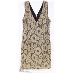 SIZE MEDIUM SLEEVELESS MID LENGTH PLUNGING NECK