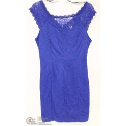 SIZE LARGE SLEEVELESS BLUE LACE FORM FITTING DRESS
