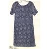 Image 1 : SIZE LARGE BLUE LACE FLOWER PRINT, SHORT SLEEVE