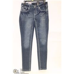 CROCKER JEANS SIZE 11 SKINNY FIT WHITE PIPING