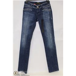 VO JEANS  WAIST SIZE 27 STRAIGHT CUT BEDAZZLED NOT