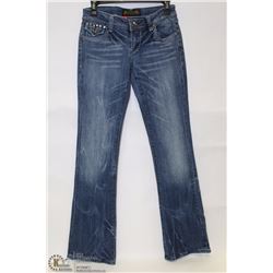 VO JEANS WAIST  SIZE 27 SMALL RHINESTONE DETAILS ON FRONT