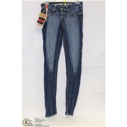 BH SIZE 28 MEDIUM WASH SKINNY LOW RISE WRINKLE