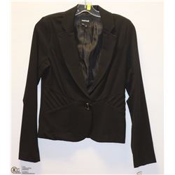 SIZE LARGE BLACK BLAZER WITH LARGE BUTTON DETAIL