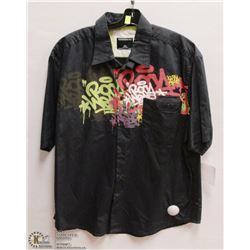 MENS SIZE 2 LARGE SHORT SLEEVE GRAFFITI COLOR