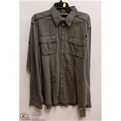 MENS SIZE 2 XLARGE LONG SLEEVED BUTTON DOWN