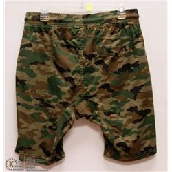 MENS SIZE LARGE GREEN CAMO SHORTS