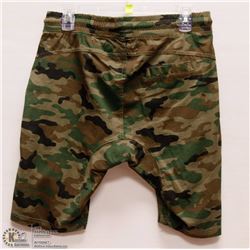 MENS SIZE MEDIUM GREEN CAMO SHORTS