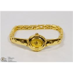 GOLD TONE LADIES WATCH WITH METAL BAND.