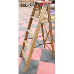 5 FOOT WOOD PAINTERS STEP LADDER