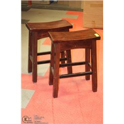 PAIR OF CHERRY WOOD COLOR BAR STOOLS