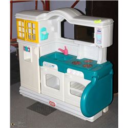 LITTLE TIKES CHILDREN KITCHEN PLAY CENTER.