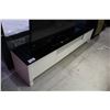 Image 1 : WHITE LACQUER GLASSTOP ENTERTAINMENT STAND