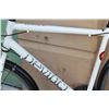 Image 2 : WHITE DEVINCI BIKE