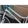 Image 2 : WHITE EVERYDAY TRAVELER BIKE