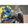 Image 3 : BOX OF TOOLS SAFETY HARNESS AND EXACTO KNIVES