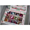 Image 2 : TOTE OF VINTAGE CHRISTMAS ORNAMENTS