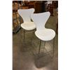 Image 2 : PAIR OF WHITE AND CHROME BARSTOOLS
