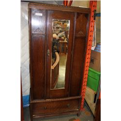 ANTIQUE OAK WARDROBE