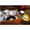 Image 3 : SHELF LOT OF VINTAGE CHINA CUPS AND SAUCERS
