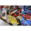 Image 2 : TRAY OF HOT WHEELS AND METAL TOYS