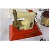 Image 2 : VINTAGE FISHING REEL SEW O MATIC JUNIOR AND IPOD ETC
