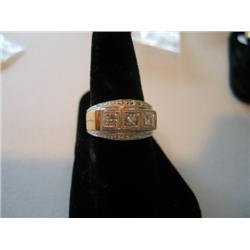 MEN'S RING W/DIAMONDS