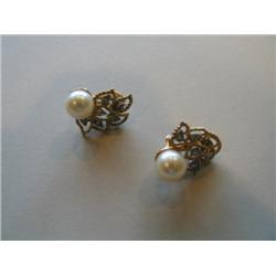 PAIR OF PEARL EARRINGS