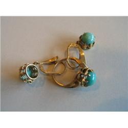 SET OF EARRINGS W/RING