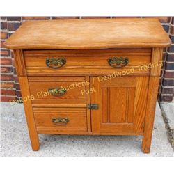 Antique oak wash stand in good solid condition, 28"X32".  Est. 75-150