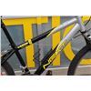 Image 2 : GREY AND YELLOW NEXT BIKE